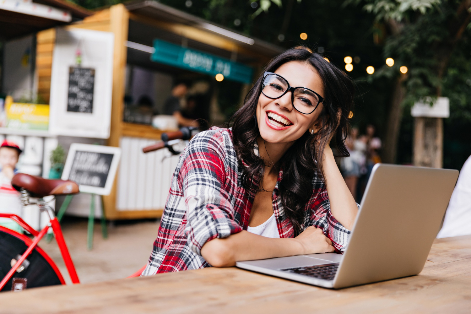 freelancer girl working on upwork on her laptop at a cafe